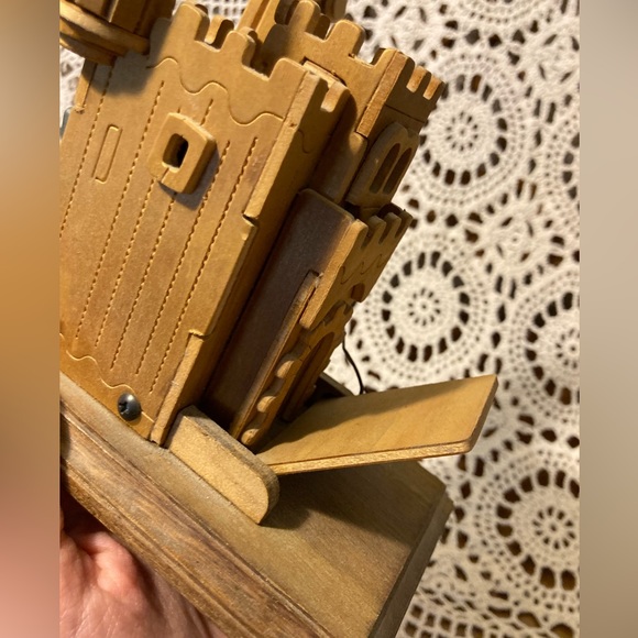 Vintage Camelot Castle Music Box - Picture 9 of 17